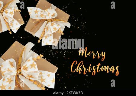 Weihnachtskarte mit fallenden Geschenkschachteln. Stockfoto