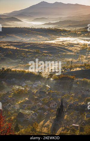 Dramatischer Herbstmorgen über dem Dorf Ieud in der historischen Region Maramures. Foto aufgenommen am 21.. Oktober 2022 in Ieud, Maramures County, R Stockfoto