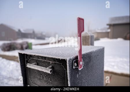 Morgenfrost deckt einen Briefkasten in einem frühen Morgenwintern Stockfoto