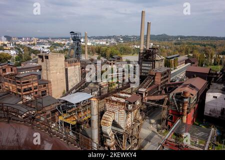 OSTRAVA, TSCHECHISCHE REPUBLIK - 23. SEPTEMBER 2020: Landschaft des Industriemuseums Dolni Vitkovice in Ostrava und des alten Kopfzahnradturms Dul Hlubina Stockfoto