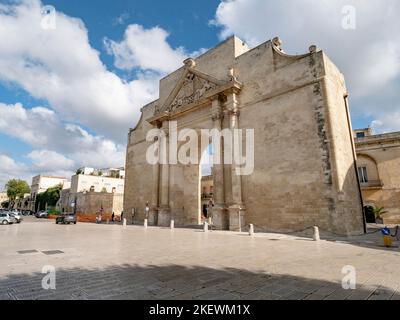 LECCE, ITALIEN - 27. OKTOBER 2021: Porta Napoli Tor am sonnigen Nachmittag in Lecce, Italien Stockfoto