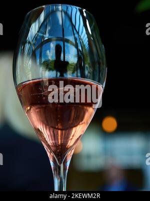 Nahaufnahme eines Glases Rosenchampagner im Restaurant. Sekt, Blasen. Stockfoto