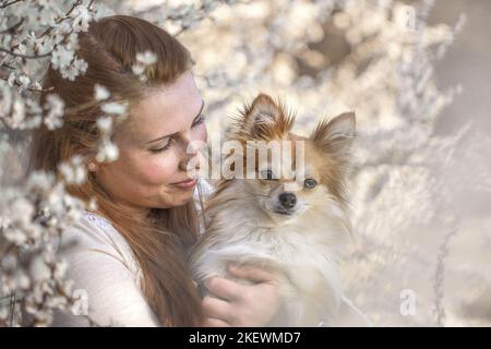 Frau und Pocchi Stockfoto