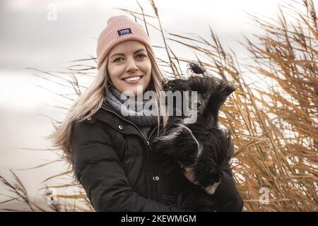 Schwarzer Puderpuff mit chinesischer Hautschwarze Stockfoto