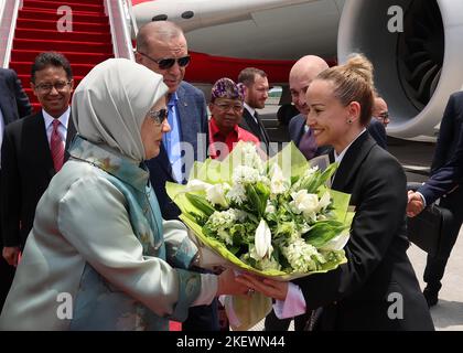 Bali, Indonesien. 14.. November 2022. Der türkische Präsident Recep Tayyip Erdogan (2-R) und seine Frau Emine Erdogan (-L) kommen am 14. November 2022 zum Gipfeltreffen G20 am internationalen Flughafen Ngurah Rai in Denpasar auf der indonesischen Ferieninsel Bali. Foto von der türkischen Präsidentin Press Office/UPI Quelle: UPI/Alamy Live News Stockfoto