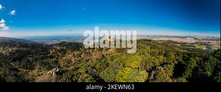 Panoramablick auf den Pena National Palace in Sintra, Portugal Stockfoto