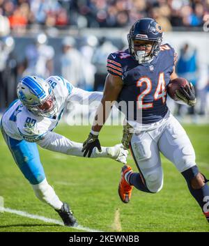 Chicago, IL, USA. 13.. November 2022. Chicago Bears #24 Khalil Herbert wird von Lions gejagt #99 Julian Okwara während eines Spiels gegen die Detroit Lions in Chicago, IL. Mike Wulf/CSM/Alamy Live News Stockfoto