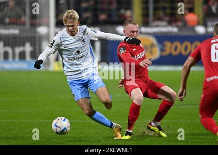 München GRUENWALDERSTADION. 14.. November 2022. Von links: Leandro MORGALLA (München 1860), Ron BERLINSKI (Essen), Action, Duelle. Fußball 3. Liga, Spieltag 17. TSV München 1860 - Rot Weiss Essen am 14.. November 2022 im Münchner GRUENWALDERSTADION. DIE DFL-VORSCHRIFTEN VERBIETEN DIE VERWENDUNG VON FOTOS ALS BILDSEQUENZEN UND/ODER QUASI-VIDEO. ? Kredit: dpa/Alamy Live Nachrichten Stockfoto