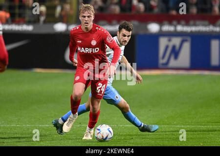 München GRUENWALDERSTADION. 14.. November 2022. FELIX GOETZE (ESSEN), Christopher LANNERT (TSV München 1860), Action, Duelle. Fußball 3. Liga, Spieltag 17. TSV München 1860 - Rot Weiss Essen am 14.. November 2022 im Münchner GRUENWALDERSTADION. DIE DFL-VORSCHRIFTEN VERBIETEN DIE VERWENDUNG VON FOTOS ALS BILDSEQUENZEN UND/ODER QUASI-VIDEO. ? Kredit: dpa/Alamy Live Nachrichten Stockfoto