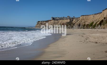 Der Strand an der Halbmondbucht mit steilen Felsen und Blick auf den nordpazifik, Kalifornien, USA Stockfoto