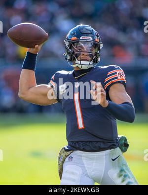 Chicago, IL, USA. 13.. November 2022. Chicago bears Quarterback #1 Justin Fields in Aktion während eines Spiels gegen die Detroit Lions in Chicago, IL. Mike Wulf/CSM/Alamy Live News Stockfoto