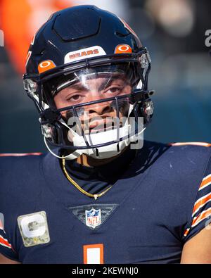 Chicago, IL, USA. 13.. November 2022. Chicago bears Quarterback #1 Justin Fields macht während eines Spiels gegen die Detroit Lions in Chicago, IL, eine Pause. Mike Wulf/CSM/Alamy Live News Stockfoto