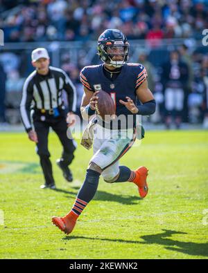 Chicago, IL, USA. 13.. November 2022. Chicago bears Quarterback #1 Justin Fields in Aktion während eines Spiels gegen die Detroit Lions in Chicago, IL. Mike Wulf/CSM/Alamy Live News Stockfoto