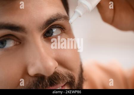 Hübscher Mann mit Augentropfen, Nahaufnahme Stockfoto