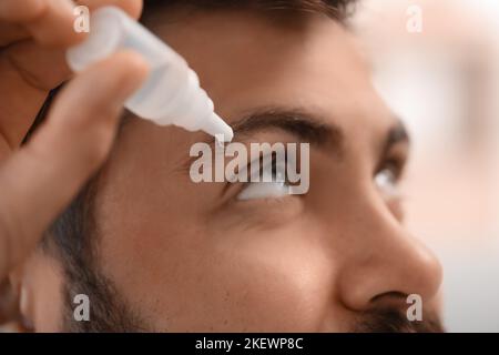 Hübscher Mann mit Augentropfen, Nahaufnahme Stockfoto