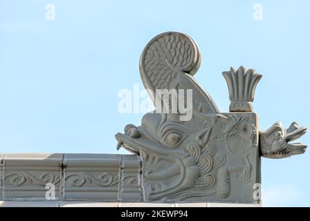 Nahaufnahme einer chinesischen keramischen Dachziegel in einem buddhistischen Tempel in Singapur Stockfoto