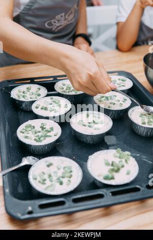 Kochen süßer Cupcakes mit kandierten Früchten auf dem kulinarischen MK. Wir kochen zu Hause. Stockfoto