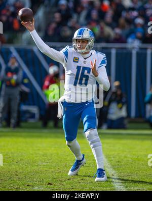 Chicago, IL, USA. 13.. November 2022. Detroit Lions Quarterback #16 Jared Goff in Aktion während eines Spiels gegen die Chicago Bears in Chicago, IL. Mike Wulf/CSM/Alamy Live News Stockfoto