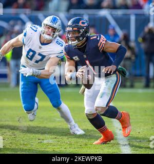 Chicago, IL, USA. 13.. November 2022. Chicago bears Quarterback #1 Justin Fields wird von Lions gejagt #97 Aidan Hutchinson während eines Spiels gegen die Detroit Lions in Chicago, IL. Mike Wulf/CSM/Alamy Live News Stockfoto