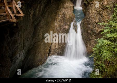 Die schöne Aussicht auf die Sigmund Thun Schlucht - Sigmund Thun Klamm. Kaskadental der wilden Kapruner Ache bei Kaprun, Österreich. Kristallklares blaues Wasser. Wo Stockfoto