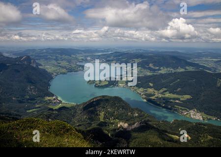 Der wunderschöne Blick auf den Mondsee vom Schafberg, 1783 m, Berg im österreichischen Bundesland Salzburg Stockfoto