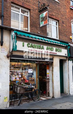 London, Großbritannien. 12.. November 2022. Die italienischen Delikatessen I Camisa and Son sind in der Old Compton Street, Soho, zu sehen. Das erste Camisa-Lebensmittelgeschäft wurde 1929 in London eröffnet und das bestehende Geschäft wurde 1961 in der Old Compton Street eröffnet. Kredit: Mark Kerrison/Alamy Live Nachrichten Stockfoto