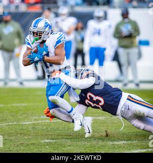 Chicago, IL, USA. 13.. November 2022. Chicago Bears #33 Jaylon Johnson tackles Lions #11 Kalif Raymond während eines Spiels gegen die Detroit Lions in Chicago, IL. Mike Wulf/CSM/Alamy Live News Stockfoto