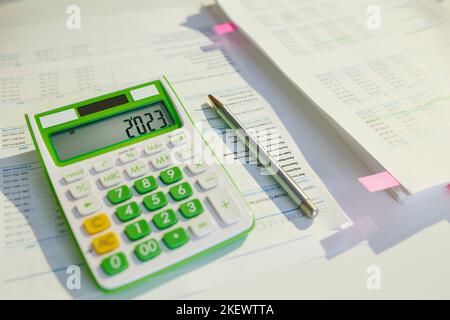 Steuerzeit. Rechner und Dokumente auf dem Schreibtisch. Stockfoto