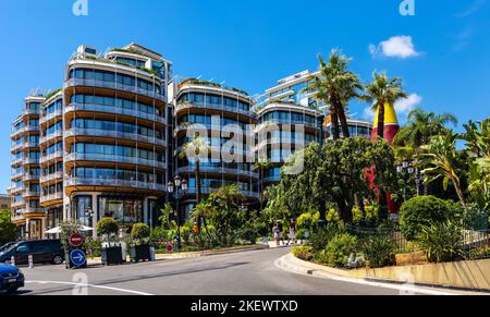 Monaco, Frankreich - 2. August 2022: Ein Monte-Carlo-Gebäude mit gemischter Nutzung durch den Hafen Rogers Stirk am Place du Casino an der Küste der Französischen Riviera Stockfoto