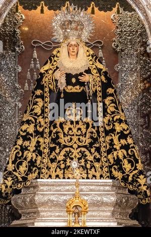 Jungfrau von Macarena auf dem Hauptaltar der Kirche La Macarena in Sevilla, andalusien, spanien Stockfoto