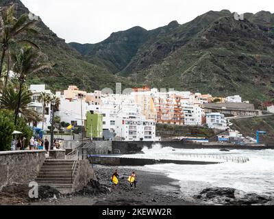 Punta del Hidalgo, Spanien; November 5. 2022: Punta del Hidalgo auf der Insel Teneriffa. Touristisches Gebiet und Surfspot. Stockfoto