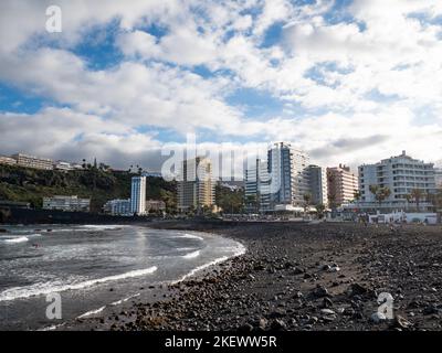 Puerto de la Cruz, Spanien; November 4. 2022: Strand Playa de Martianez in Puerto de la Cruz, Teneriffa Stockfoto