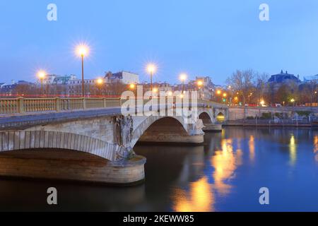 Invalidenbrücke in der Nacht Beleuchtung . Nachtansicht der seine und der Brücke in Paris Stockfoto