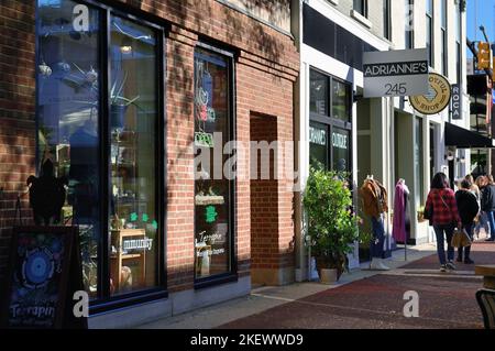 Kalamazoo, Michigan, USA. Kalamazoo Mall, eine von Bäumen gesäumte, malerische Straße mit Geschäften, Restaurants und Unternehmen. Stockfoto