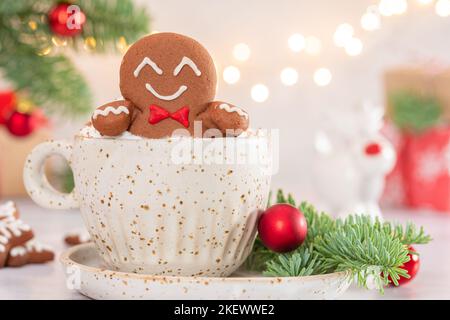 Lebkuchenkekse Mann in einer heißen Schokolade. Stockfoto