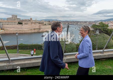 Marseille, Frankreich. 14.. November 2022. (Von L nach R): Renaud Muséler und Elisabeth Borne sind mit dem alten Hafen von Marseille im Hintergrund zu sehen. Die französische Premierministerin Elisabeth Borne wird zum Treffen der Bürgermeister der Region PACA 4. eingeladen. Sie unterzeichnete ein Entwicklungsprotokoll zwischen dem Staat und der Region, das als Pilotregion für die neue ökologische Übergangspolitik benannt wurde. Kredit: SOPA Images Limited/Alamy Live Nachrichten Stockfoto