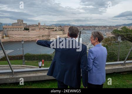 Marseille, Frankreich. 14.. November 2022. (Von L nach R): Renaud Muséler und Elisabeth Borne sind mit dem alten Hafen von Marseille im Hintergrund zu sehen. Die französische Premierministerin Elisabeth Borne wird zum Treffen der Bürgermeister der Region PACA 4. eingeladen. Sie unterzeichnete ein Entwicklungsprotokoll zwischen dem Staat und der Region, das als Pilotregion für die neue ökologische Übergangspolitik benannt wurde. Kredit: SOPA Images Limited/Alamy Live Nachrichten Stockfoto