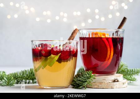 Sangria mit Apfel, Preiselbeere und Orange für den Weihnachtstisch Stockfoto