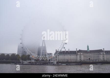 London, Großbritannien. 14.. November 2022. Das London Eye ist teilweise verdeckt, da dichter Nebel die Hauptstadt bedeckt. Kredit: SOPA Images Limited/Alamy Live Nachrichten Stockfoto