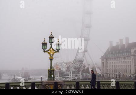 London, Großbritannien. 14.. November 2022. Das London Eye ist teilweise verdeckt, da dichter Nebel die Hauptstadt bedeckt. Kredit: SOPA Images Limited/Alamy Live Nachrichten Stockfoto