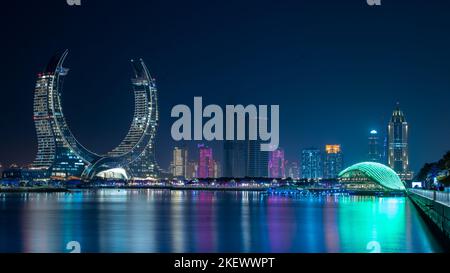 Lusail, Katar- Oktober 10,2021: Die neu entwickelte stadt lusail mit Winterwunderland und Halbmondturm im Hintergrund. Stockfoto