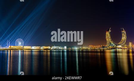 Lusail, Katar- Oktober 10,2021: Die neu entwickelte stadt lusail mit Winterwunderland und Halbmondturm im Hintergrund. Stockfoto