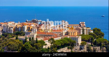 Monaco, Frankreich - 2. August 2022: Panoramablick auf die königliche Altstadt von Monaco Ville Rock an der französischen riviera an der Mittelmeerküste Stockfoto