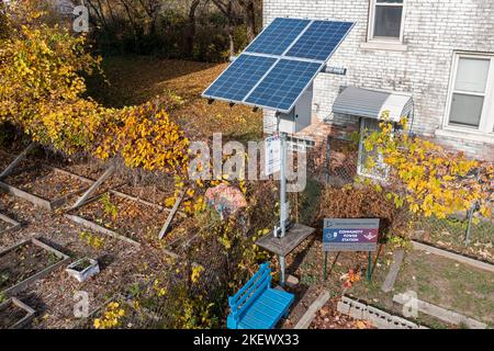 Detroit, Michigan - Eine solarbetriebene wi-Fi- und Ladestation für elektronische Geräte im Viertel Islandview in Detroit. Diese Community Power Stati Stockfoto