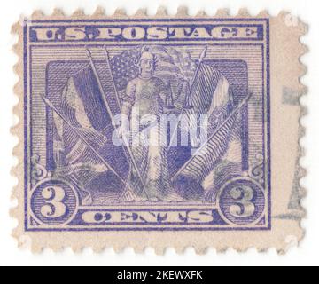 USA - 1919. März 3: Eine violette Briefmarke mit 3 Cent, die „Sieg“ und die Flaggen der Alliierten darstellt. Sieg der Alliierten im Ersten Weltkrieg die Alliierten des Ersten Weltkriegs, Entente-Mächte oder Alliierte Mächte waren eine Koalition von Ländern, die von Frankreich, dem Vereinigten Königreich, Russland, Italien, Japan, Und die Vereinigten Staaten gegen die Mittelmächte Deutschland, Österreich-Ungarn, das Osmanische Reich, Bulgarien und ihre Kolonien während des Ersten Weltkriegs (1914–1918) Stockfoto