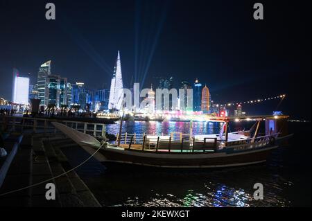 Doha, Katar. 14.. November 2022. Vor der Skyline von Doha liegt eine arabische Dhow. Das Eröffnungsspiel zwischen Katar und Ecuador startet am 20. November 2022 die Weltmeisterschaft. Quelle: Federico Gambarini/dpa/Alamy Live News Stockfoto