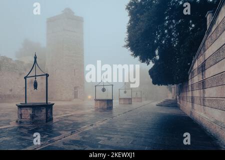Der Platz der fünf Brunnen und der Kapitänsturm in Zadar an einem nebligen Morgen Stockfoto