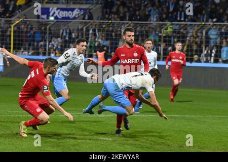 München GRUENWALDERSTADION. 14.. November 2022. Foul auf Stefan LEX (TSV München 1860) Penalty, Elfmeterstoß, Action, Duelle. Fußball 3. Liga, Spieltag 17. TSV München 1860 - Rot Weiss Essen am 14.. November 2022 im Münchner GRUENWALDERSTADION. DIE DFL-VORSCHRIFTEN VERBIETEN DIE VERWENDUNG VON FOTOS ALS BILDSEQUENZEN UND/ODER QUASI-VIDEO. ? Kredit: dpa/Alamy Live Nachrichten Stockfoto
