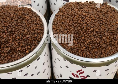 Kaffeebohnen in Papiertasse Stockfoto