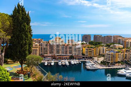 Monaco, Frankreich - 2. August 2022: Panoramablick auf die Metropolregion von Monaco mit dem Yachthafen Port Fontvielle und den umliegenden Residenzen Stockfoto